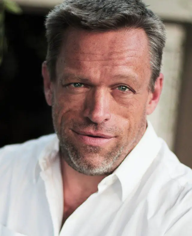 How tall is Brian Thompson?